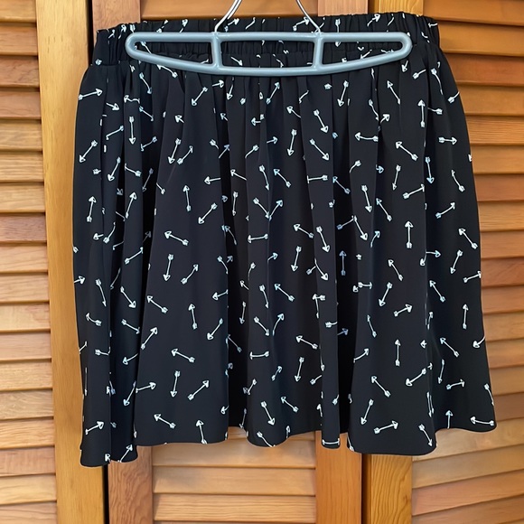 Lauren Conrad mini skirt, M, black with arrow print - Picture 2 of 7